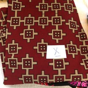 One pair of LuLaRoe leggings, size tall and curvy